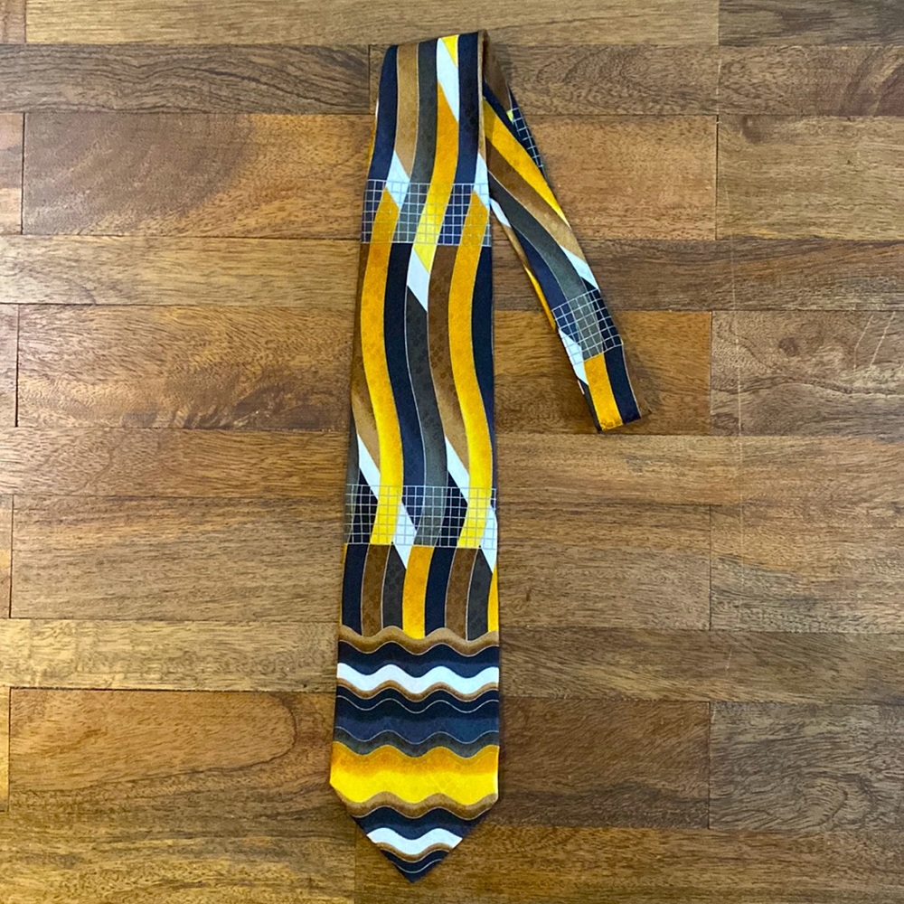 100% silk vintage gold and black patterned tie